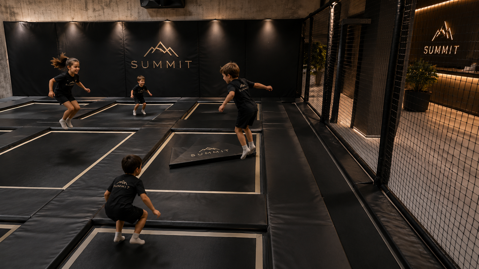 Zona de trampolines y SummitPlay para niños en SUMMIT Wellness Club